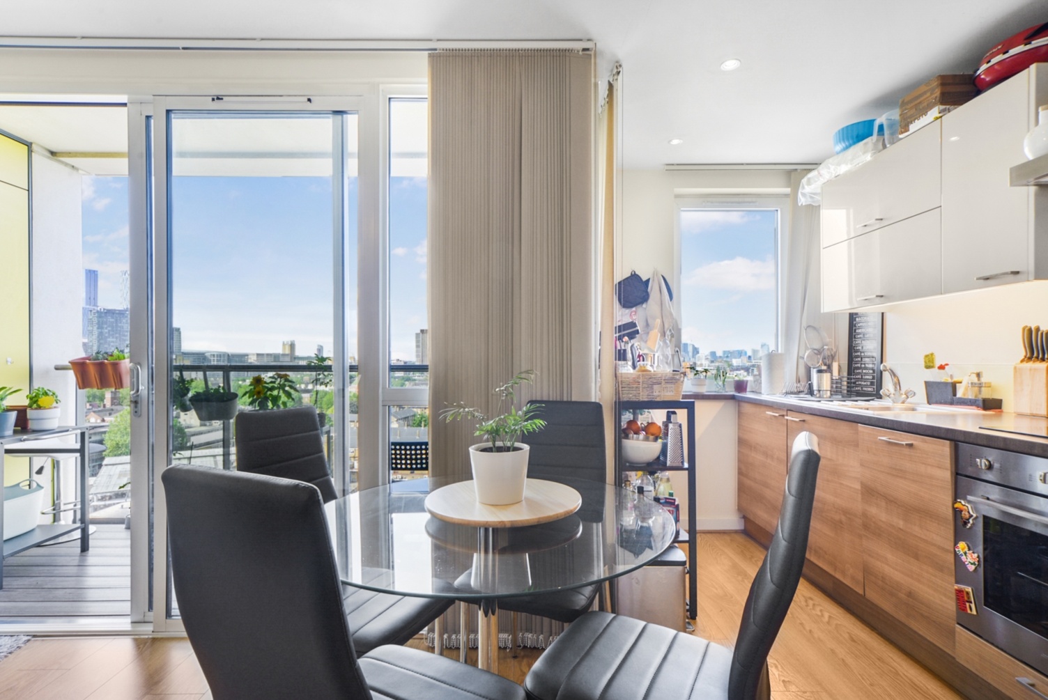 £340,000 Asking Price – One Bedroom Apartment for Sale – 517 sq ft – Panoramic Tower