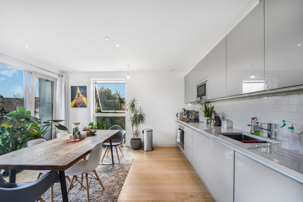 £750,000 Offers in Excess of – 2 Bedroom Apartment for Sale in Trafalgar Place