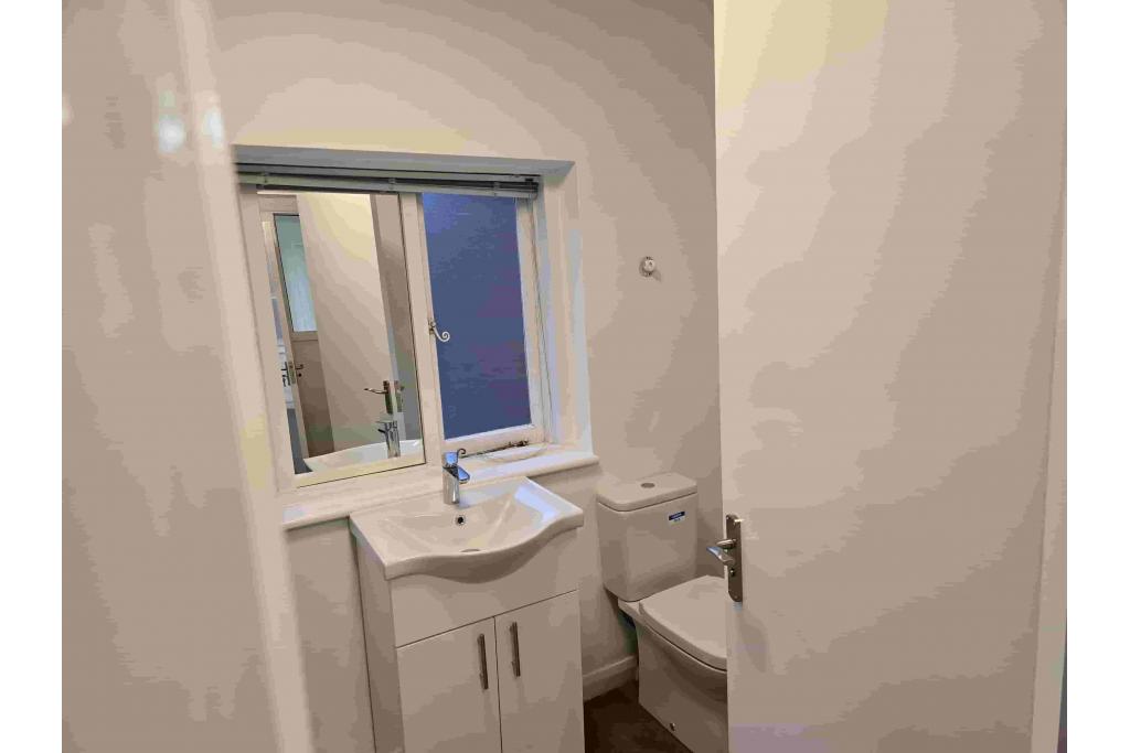 228 Bishopsgate – Retail Shopfront and Office Space for Lease – 1,911 sq ft – City of London,