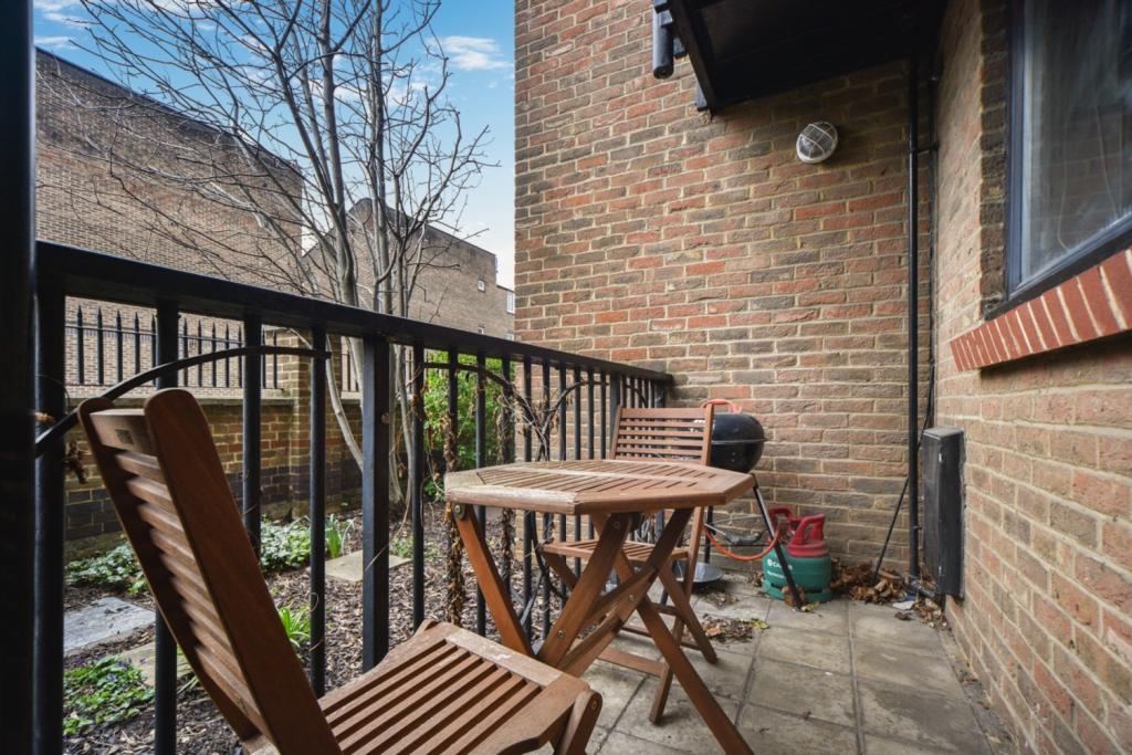 Horseshoe Close – 2 Bedroom Apartment for Sale – £340,000 Asking Price – £340,000 Asking Price