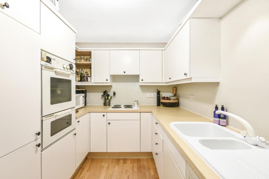 2 Bedroom Apartment for Sale – Hooper Square, Aldgate, London, E1 – £650,000