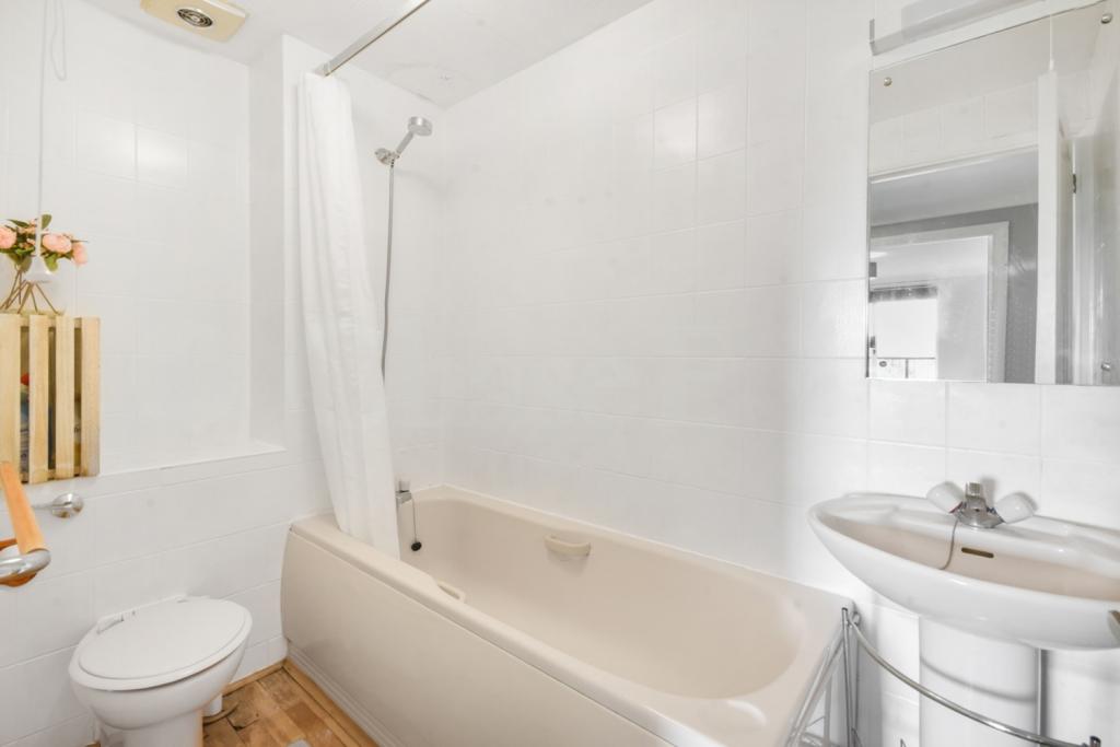 2 Bedroom Apartment for Sale – Hooper Square, Aldgate, London, E1 – £650,000