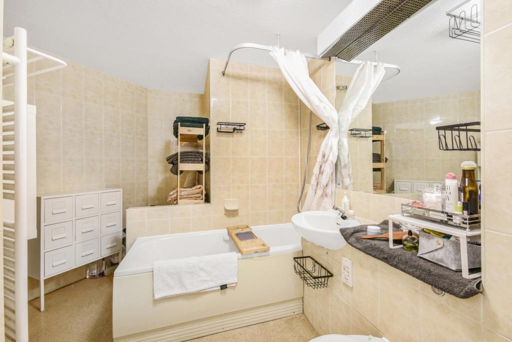 2 Bedroom Apartment for Sale – Hooper Square, Aldgate, London, E1 – £650,000