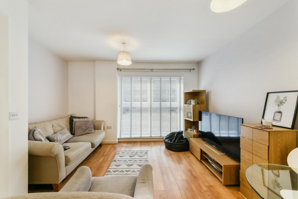 2 Bedroom Split Level Apartment for Sale – Forge Square, Isle Of Dogs, London, E14 – £400,000