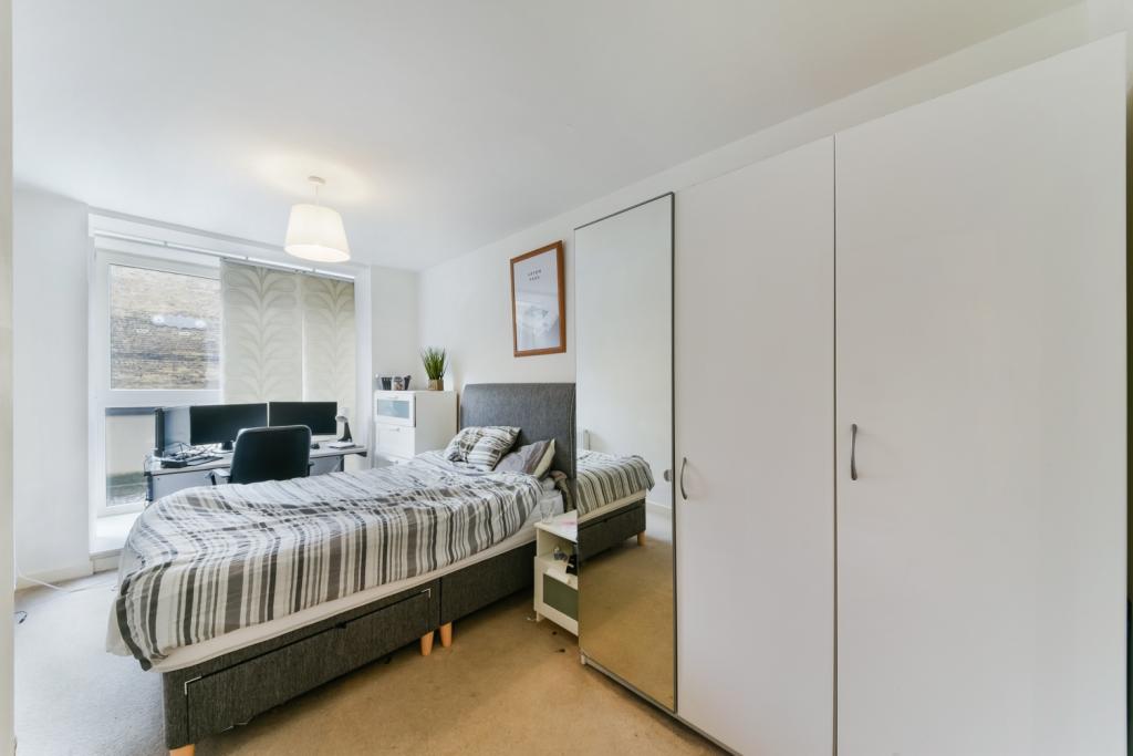 2 Bedroom Split Level Apartment for Sale – Forge Square, Isle Of Dogs, London, E14 – £400,000