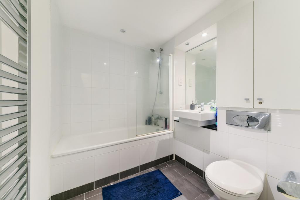 2 Bedroom Split Level Apartment for Sale – Forge Square, Isle Of Dogs, London, E14 – £400,000