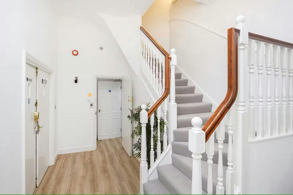 10 Ironmonger Ln – Dutton House – Office Space for Lease – City of London,