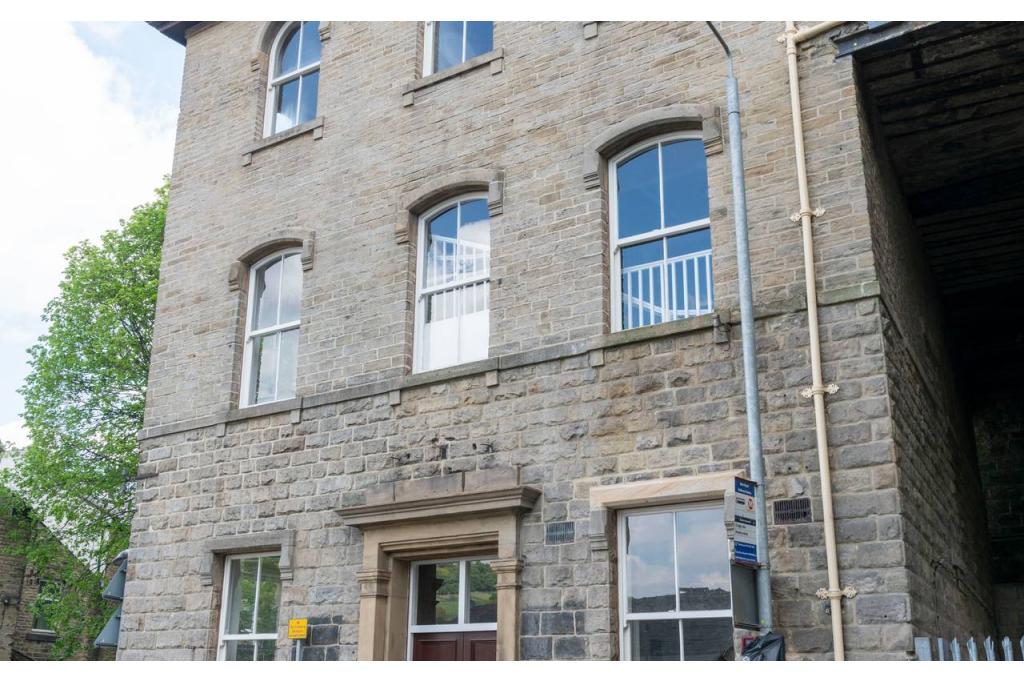 Former Station Building – Office Space – 2,280 sq ft – Mytholmroyd, HX7 5DZ