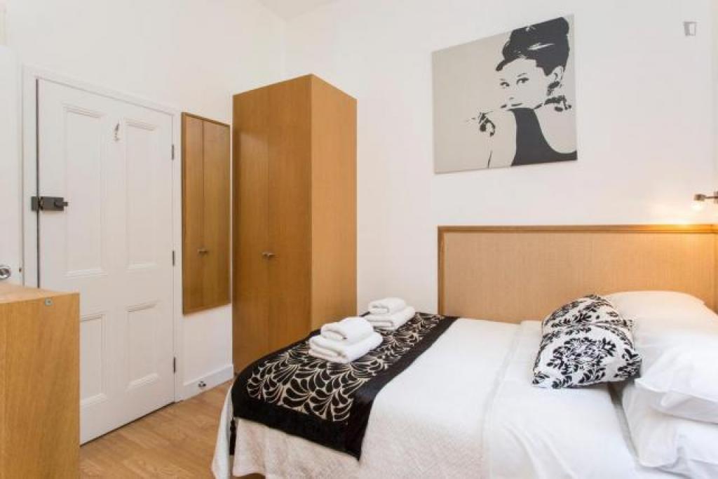 Modern Studio Apartment – Flat 218, Fulham Palace Road, Fulham W6 9HH