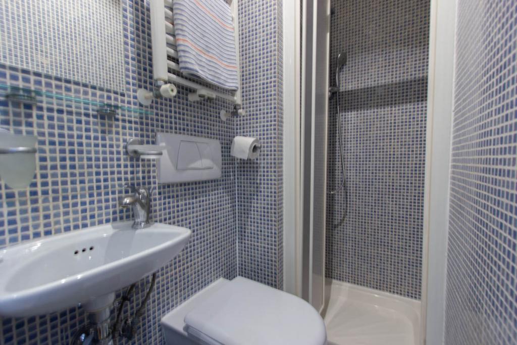 Modern Top-Floor Studio Apartment – Flat 17, Gloucester Street, Pimlico SW1V 2DB