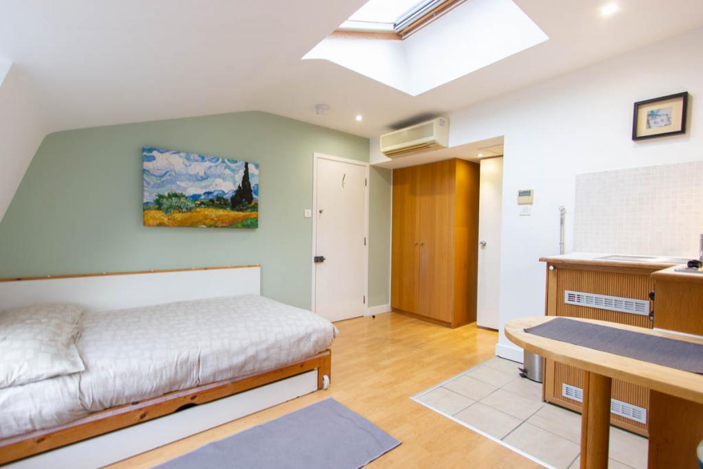 Modern Top-Floor Studio Apartment – Flat 17, Gloucester Street, Pimlico SW1V 2DB