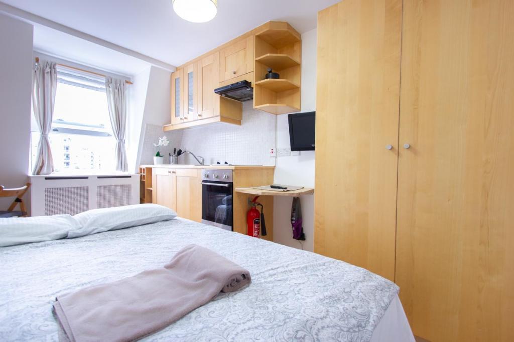 Modern Bedsit – Flat 13, Claverton Street, Pimlico SW1V 3AX