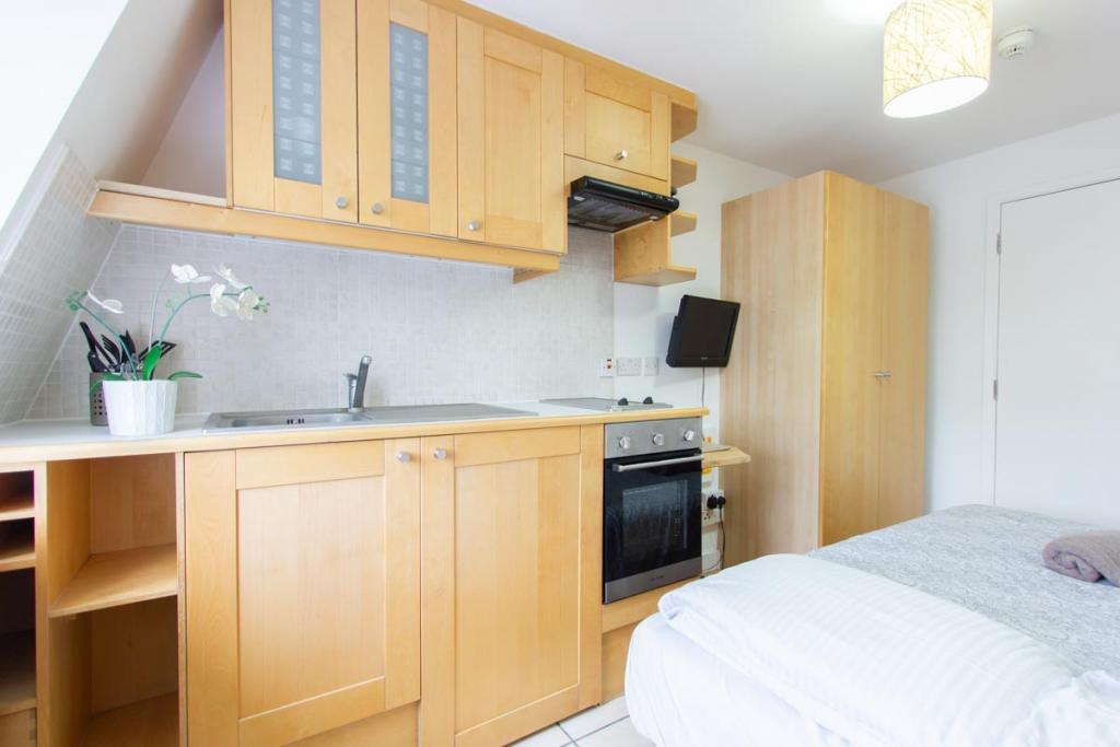 Modern Bedsit – Flat 13, Claverton Street, Pimlico SW1V 3AX