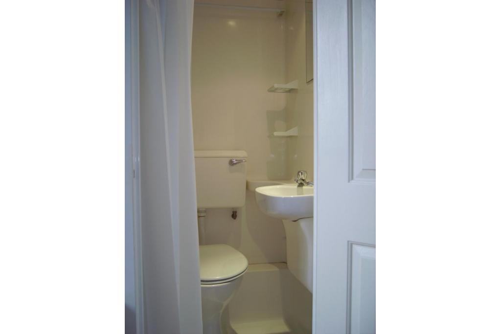 Modern Single Studio – Flat 402, Fulham Palace Road, Fulham W6 9HH