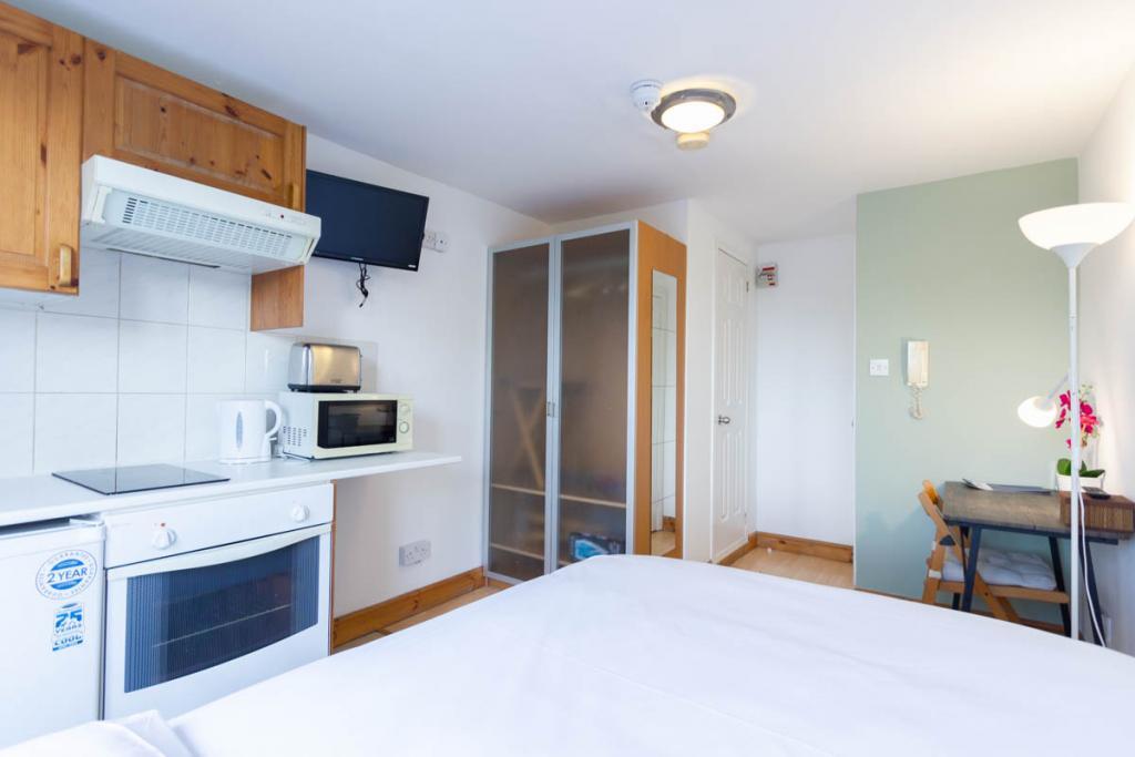 Self-Contained Studio – Flat 12, West Cromwell Road, Earls Court SW5 9QL