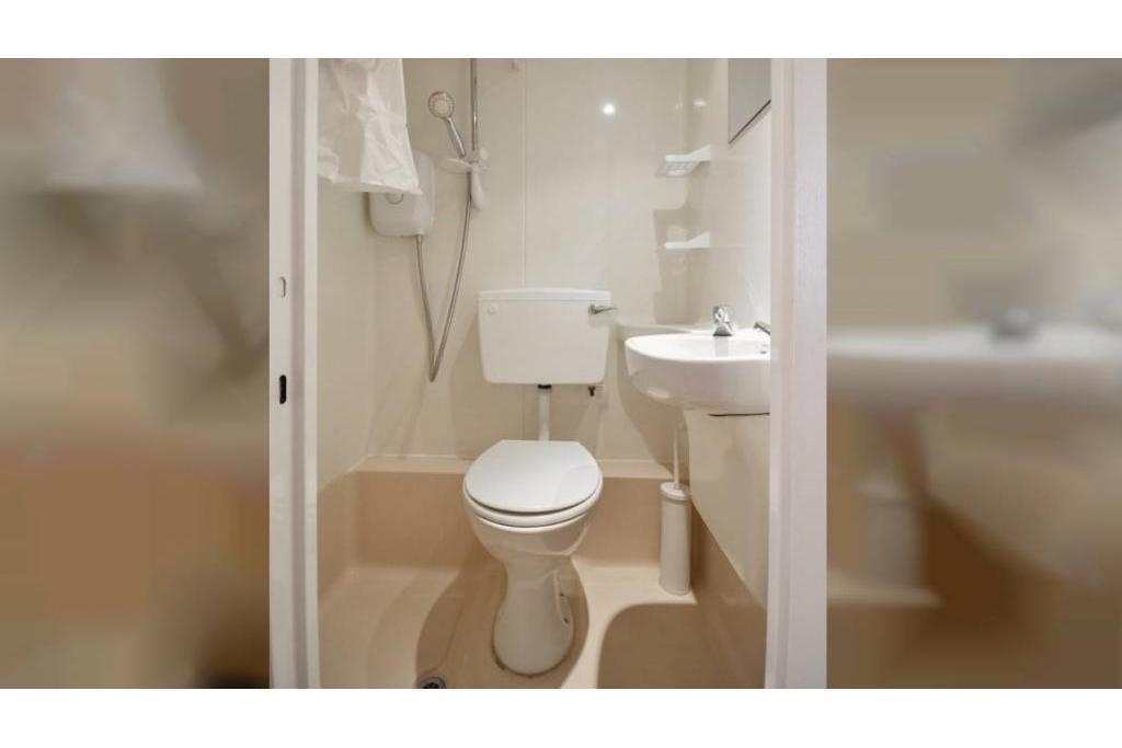 Self-Contained Studio – Flat 12, West Cromwell Road, Earls Court SW5 9QL