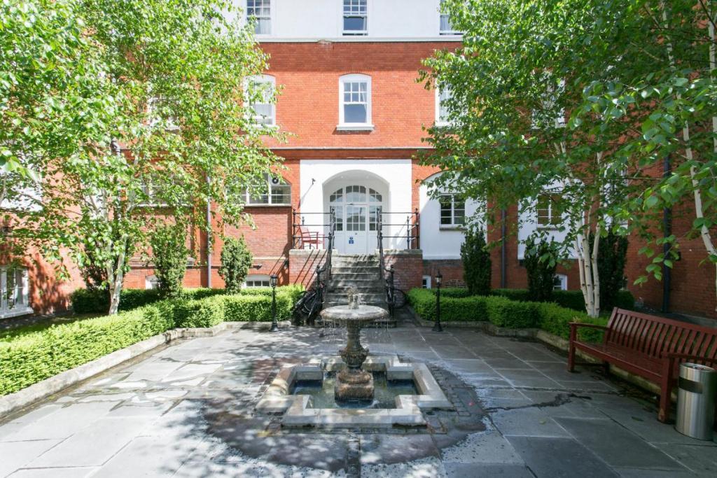 Modern Studio Apartment – Flat 115, Fulham Palace Road, Fulham W6 9HH