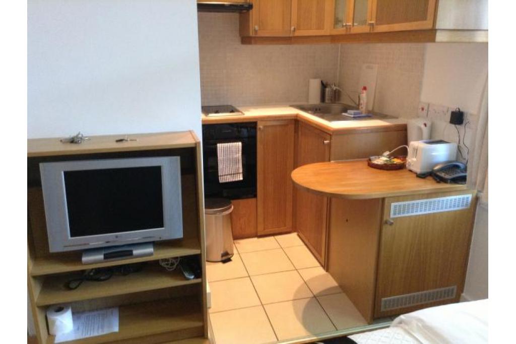 Modern Studio Apartment – Flat 220, Fulham Palace Road, Fulham W6 9HH