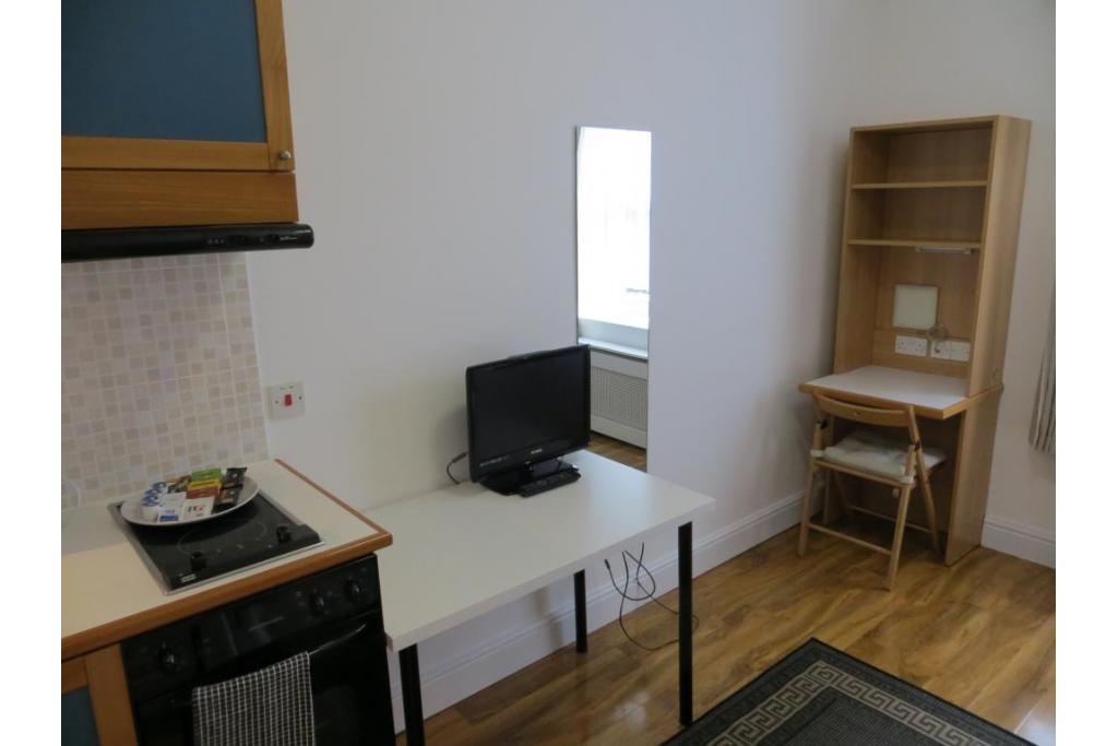 Modern Studio Apartment – Flat 111, Fulham Palace Road, Fulham W6 9HH –