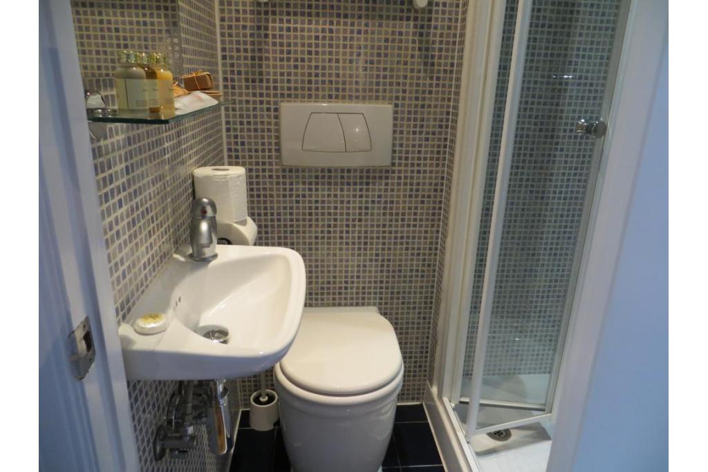 Modern Studio Apartment – Flat 111, Fulham Palace Road, Fulham W6 9HH –