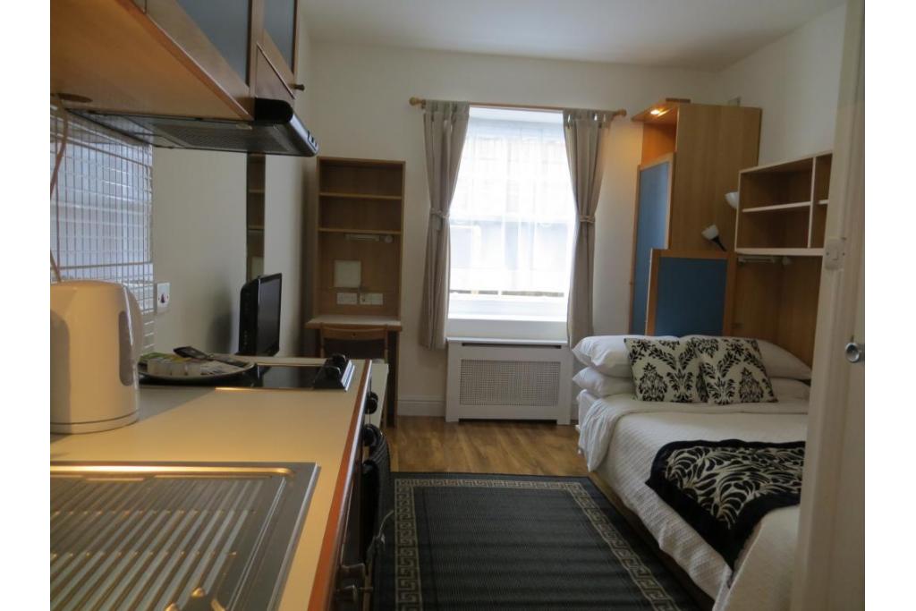 Modern Studio Apartment – Flat 111, Fulham Palace Road, Fulham W6 9HH –