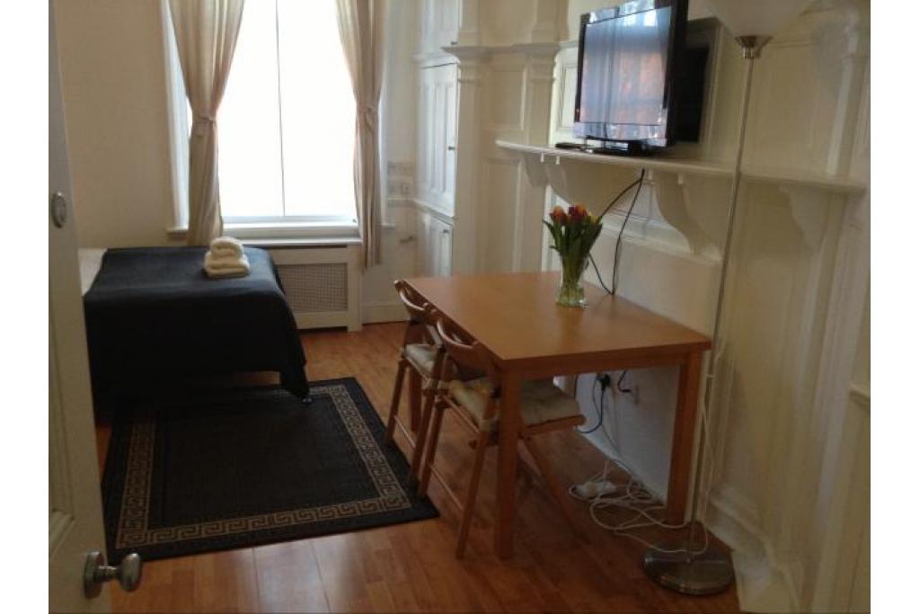 Modern Studio – Flat 214, Fulham Palace Road, Fulham W6 9HH