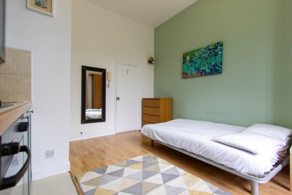 Self-Contained Studio Flat – Flat 03, West Cromwell Road, Earls Court SW5 9QL