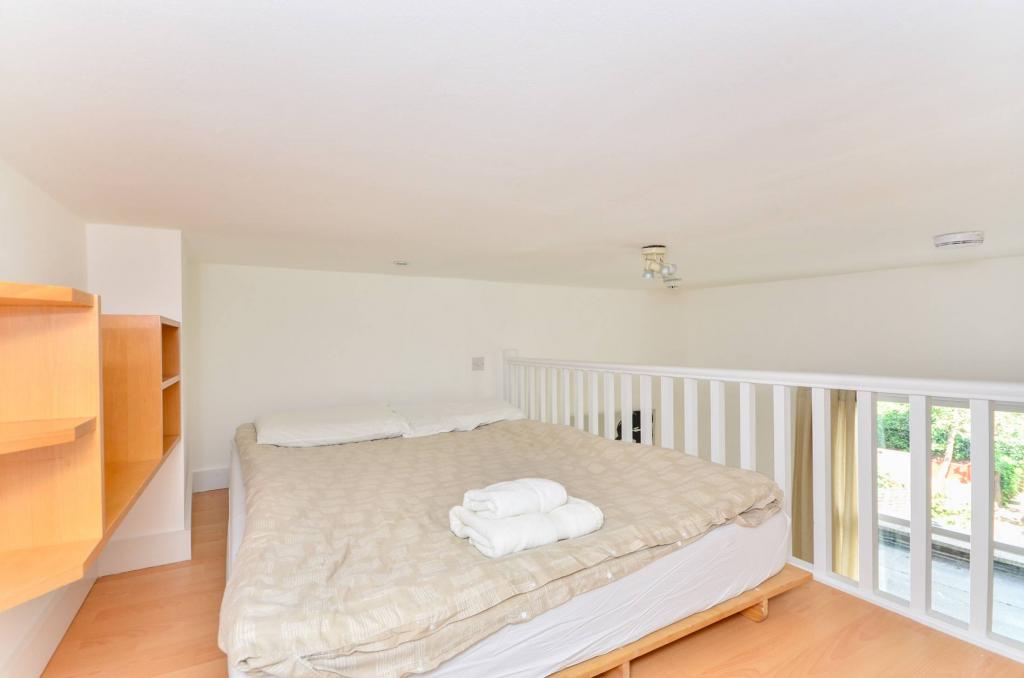 Spacious Modern Split-Level Studio Apartment – Flat 25A, West Cromwell Road, Earls Court