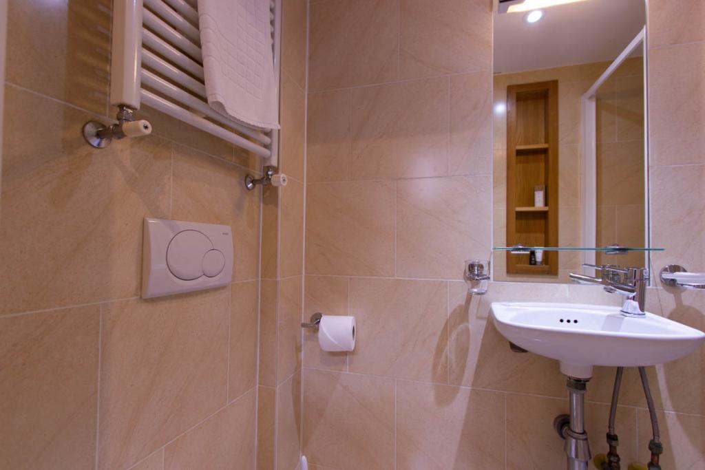 Flat 11 - 28-29 Cartwright Gardens, Bloomsbury WC1H 9EH