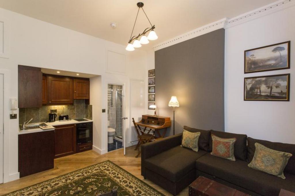 Flat 04 - 44 Cartwright Gardens, Bloomsbury WC1H 9EH