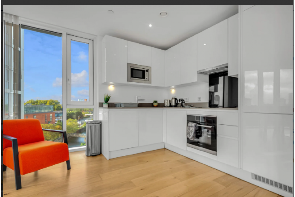 Skyview Tower – Modern 3-Bedroom Apartment in Stratford