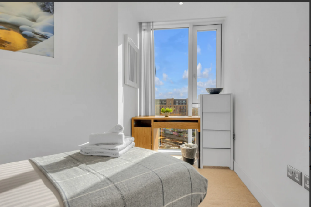 Skyview Tower – Modern 3-Bedroom Apartment in Stratford