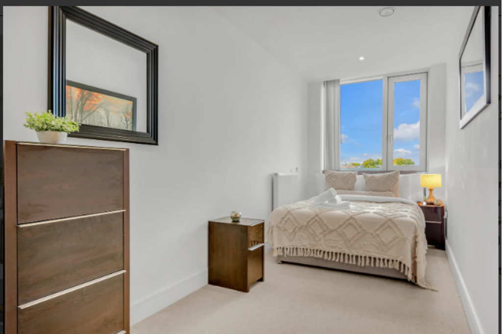 Skyview Tower – Modern 3-Bedroom Apartment in Stratford