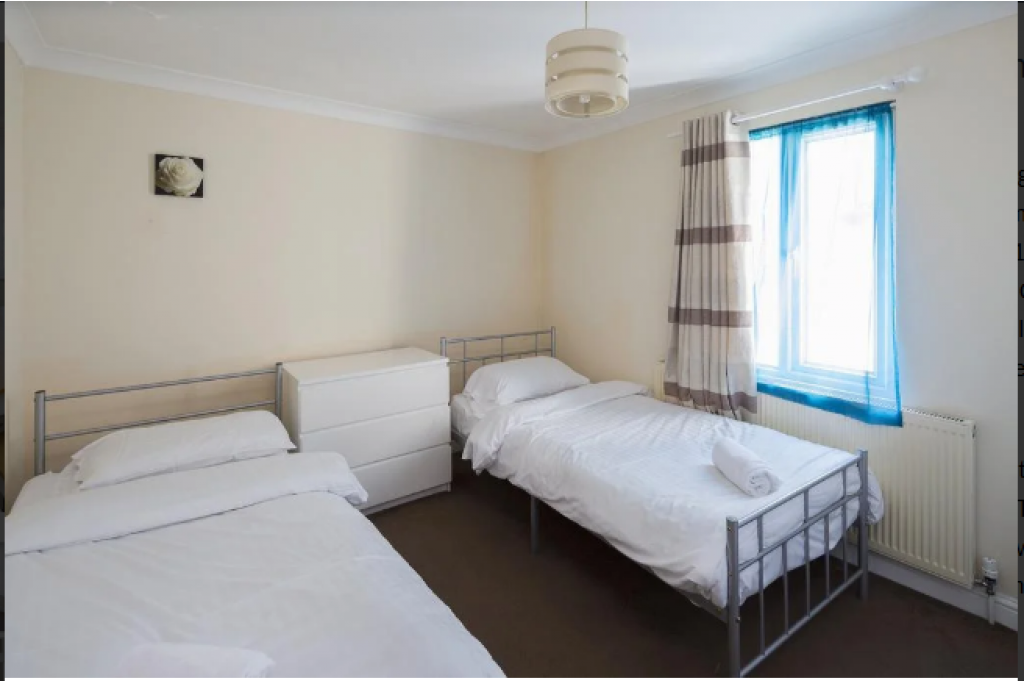 Gillingham Corporate Accommodation – Welcoming 3-Bedroom Flat