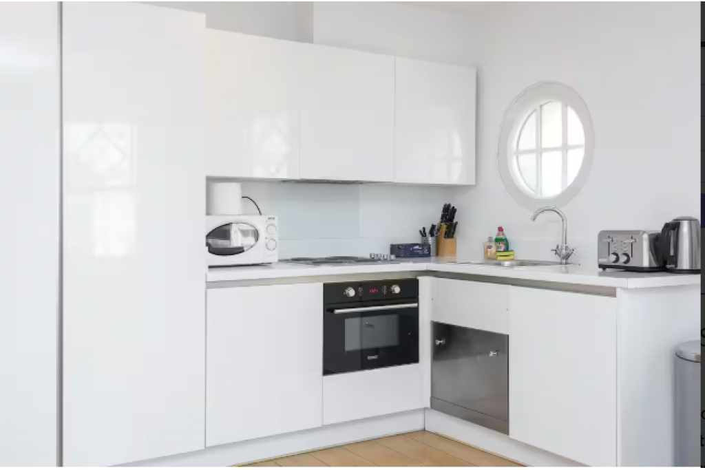 Group Accommodation Soho: Spacious, Central Living at Vernon House