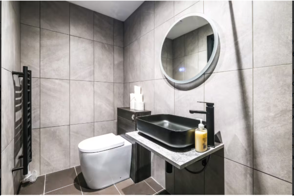 Family Accommodation in Soho: Book Short Let Apartments on Shaftesbury Avenue