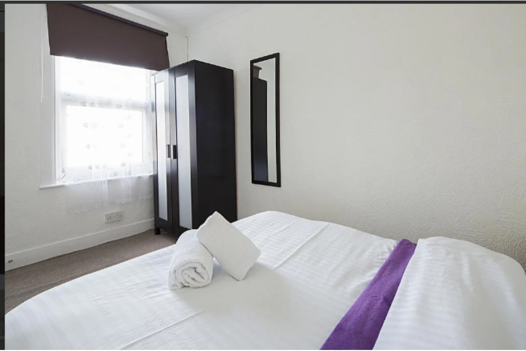 Rochester Serviced Accommodation – Black & White Apartments