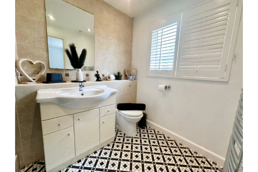 Accommodation Gloucestershire – 4-Bed Holiday Cottage for Short Lets and Extended Stays