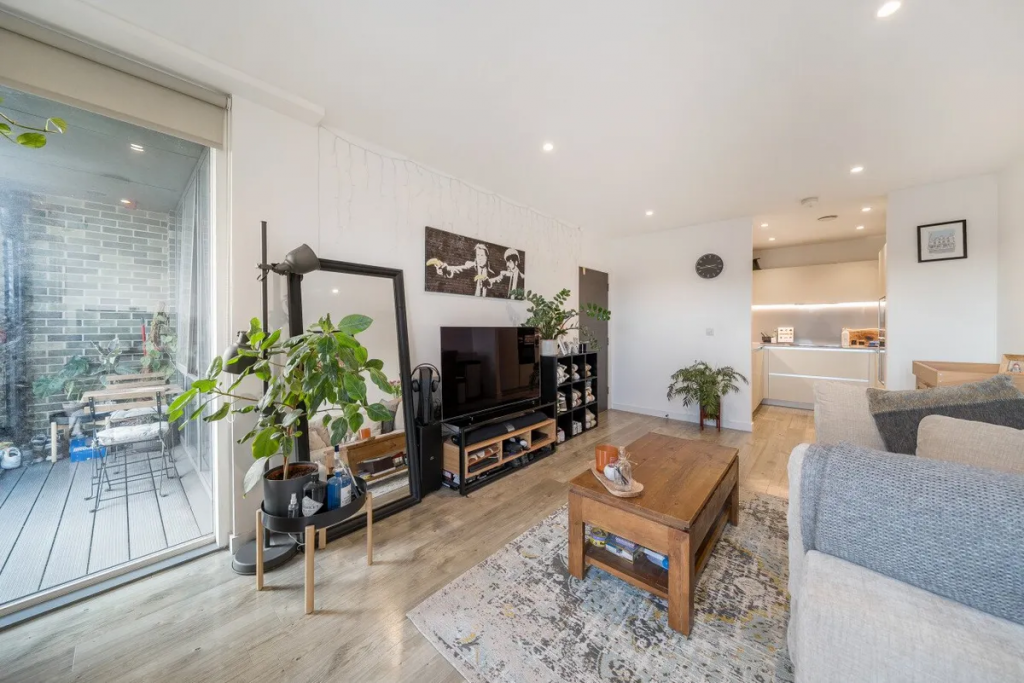 1 bed flat for sale Woods Road, Peckham, London SE15