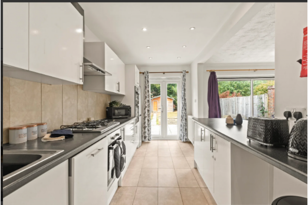 Watford Accommodation for Groups and Families – Rosecroft Drive Holiday Cottage