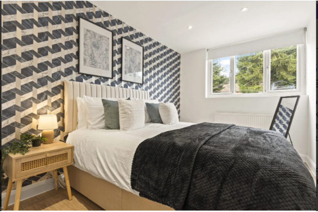 Watford Accommodation for Groups and Families – Rosecroft Drive Holiday Cottage