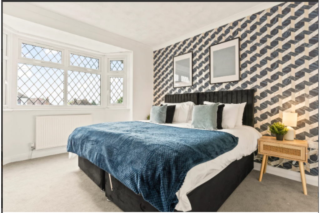 Watford Accommodation for Groups and Families – Rosecroft Drive Holiday Cottage