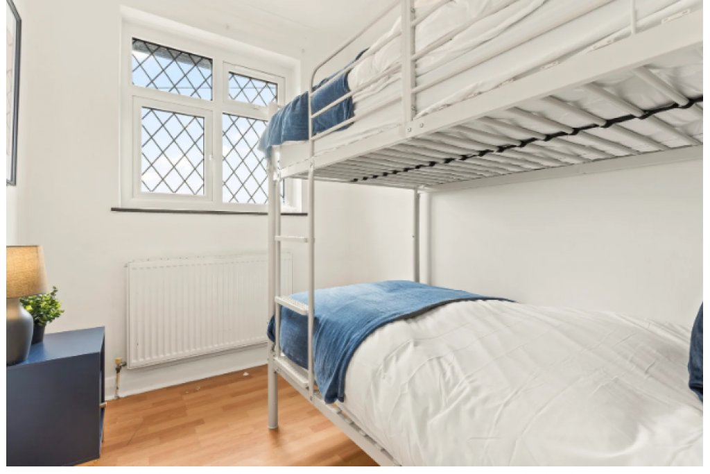 Watford Accommodation for Groups and Families – Rosecroft Drive Holiday Cottage