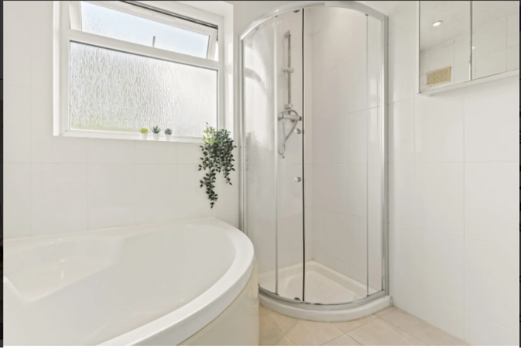 Watford Accommodation for Groups and Families – Rosecroft Drive Holiday Cottage