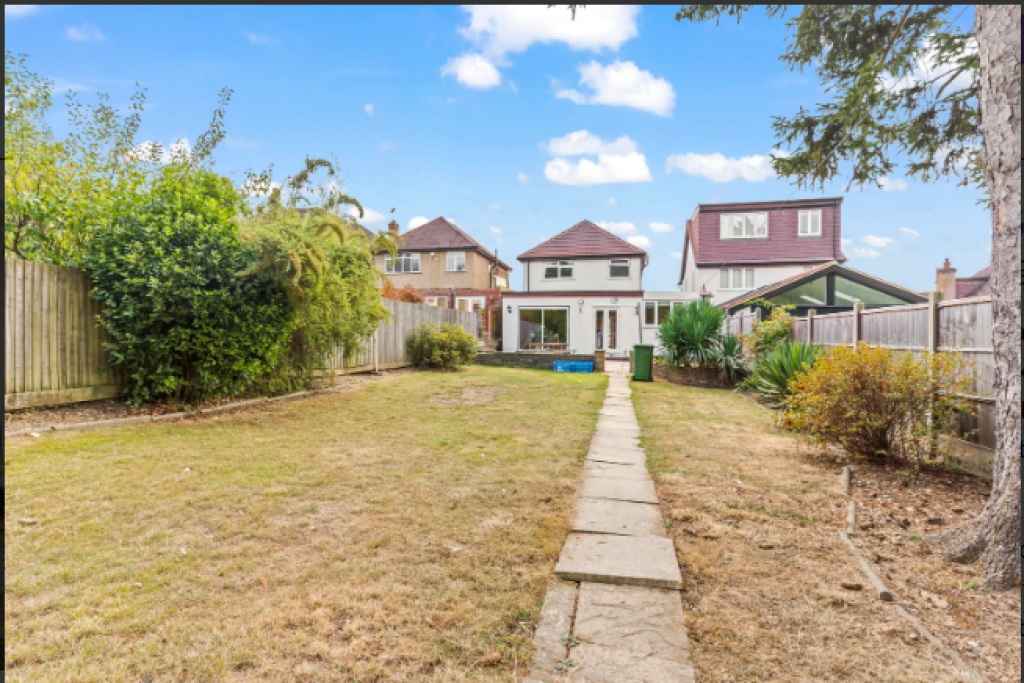 Watford Accommodation for Groups and Families – Rosecroft Drive Holiday Cottage