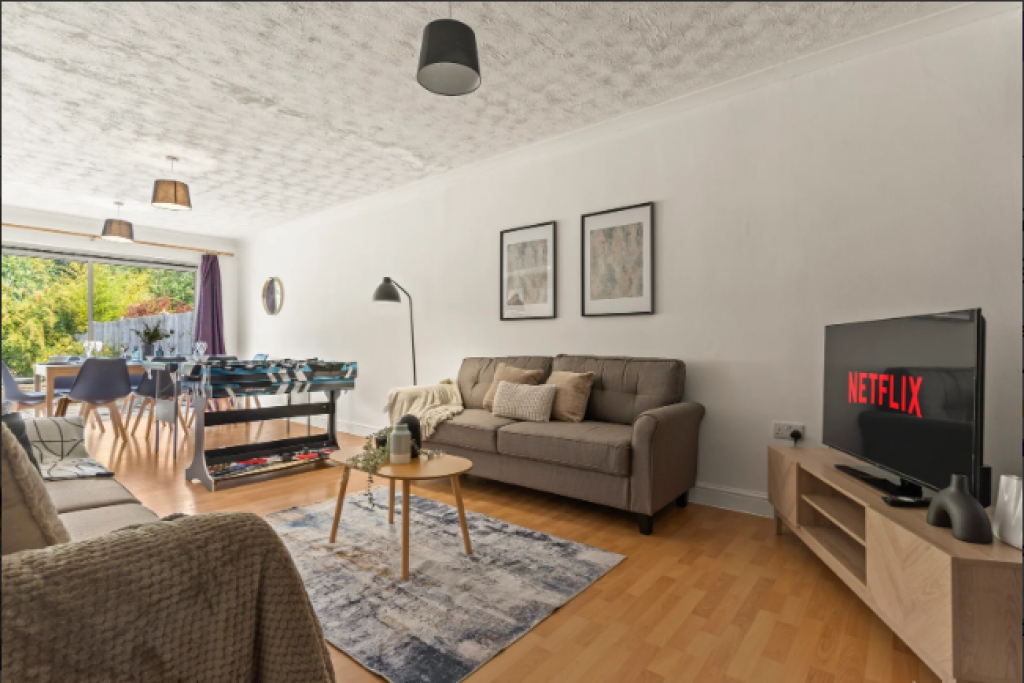 Watford Accommodation for Groups and Families – Rosecroft Drive Holiday Cottage