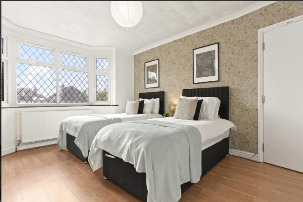 Watford Accommodation for Groups and Families – Rosecroft Drive Holiday Cottage