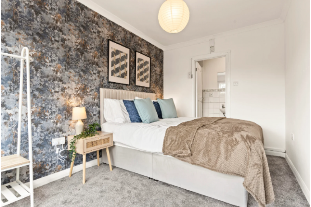 Watford Accommodation for Groups and Families – Rosecroft Drive Holiday Cottage