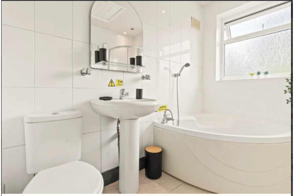 Watford Accommodation for Groups and Families – Rosecroft Drive Holiday Cottage