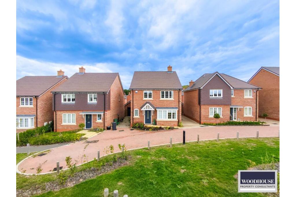 Elizabeth Gardens, Goffs Oak, EN7 – 4-Bedroom Detached House for Rent